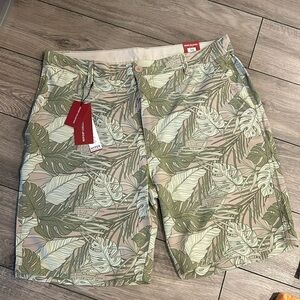NWT Report Collection shorts size 36 stretch